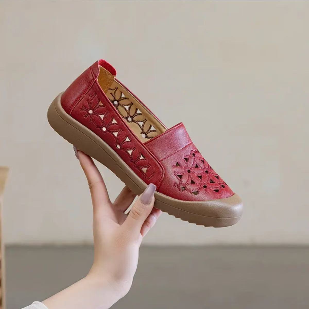 Zapatos de madre de piel suave y hueca