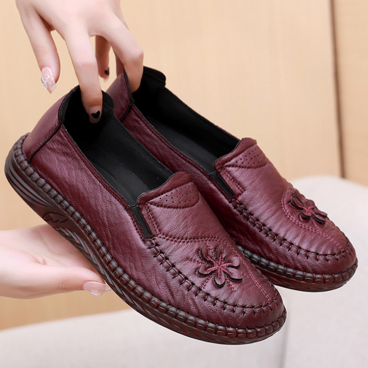 Los zapatos de las madres de mediana edad y ancianos en primavera y verano 2025 tienen suelas planas y suelas suaves antideslizantes.