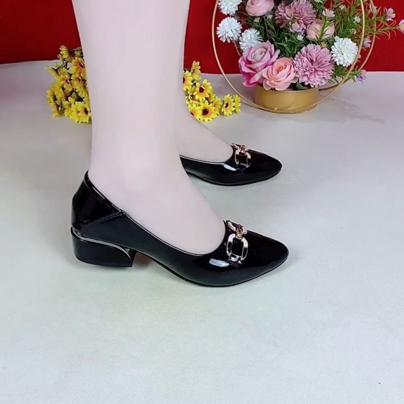 Zapatos individuales para mujeres en primavera y otoño de 2025 nuevos zapatos de cuero de mujer de piel brillante, talón grueso y suela suave