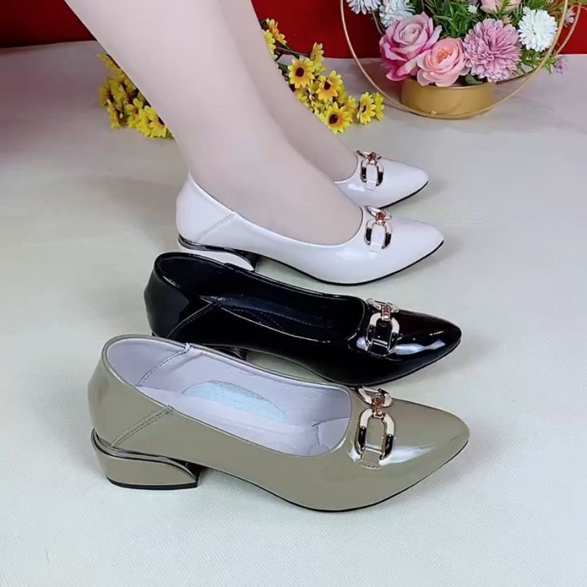 Zapatos individuales para mujeres en primavera y otoño de 2025 nuevos zapatos de cuero de mujer de piel brillante, talón grueso y suela suave