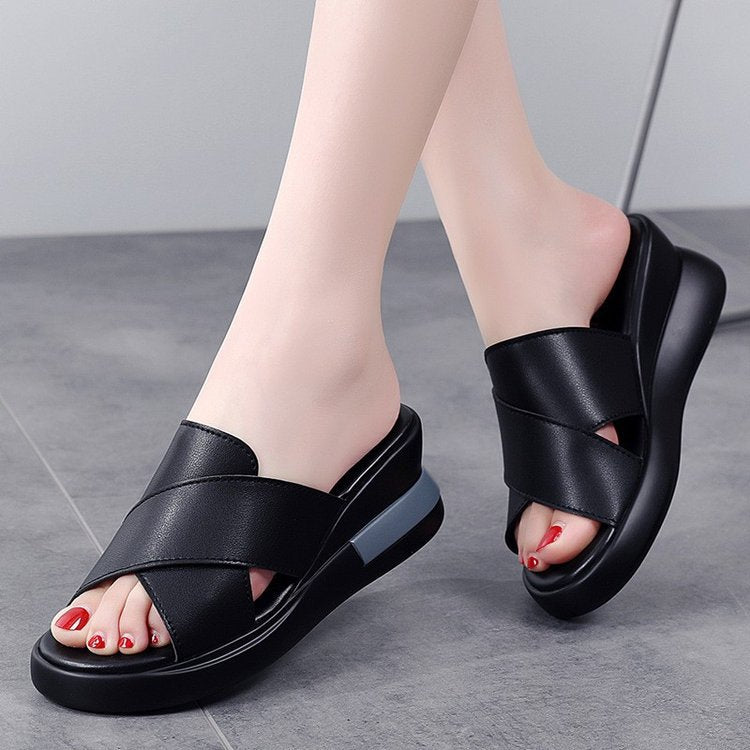 Sopla la ladera inferior y las sandalias a través de la frontera para que las mujeres las usen fuera del verano.