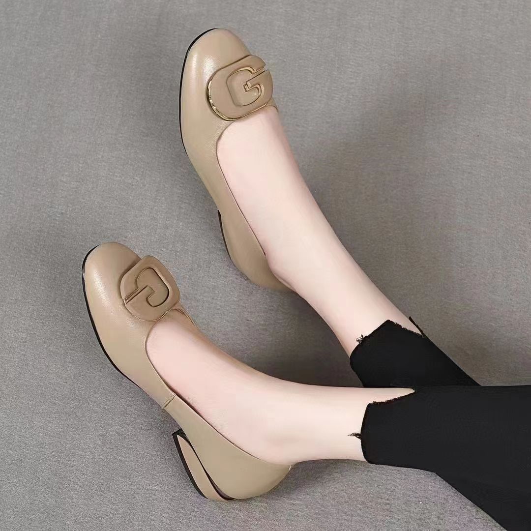 Nuevos zapatos de tacón bajo con suela blanda y boca poco profunda