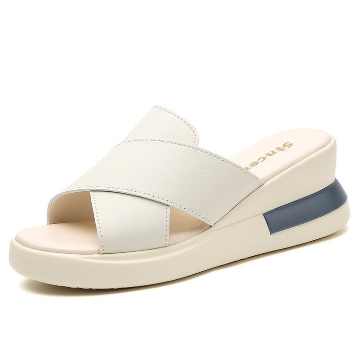 Sopla la ladera inferior y las sandalias a través de la frontera para que las mujeres las usen fuera del verano.