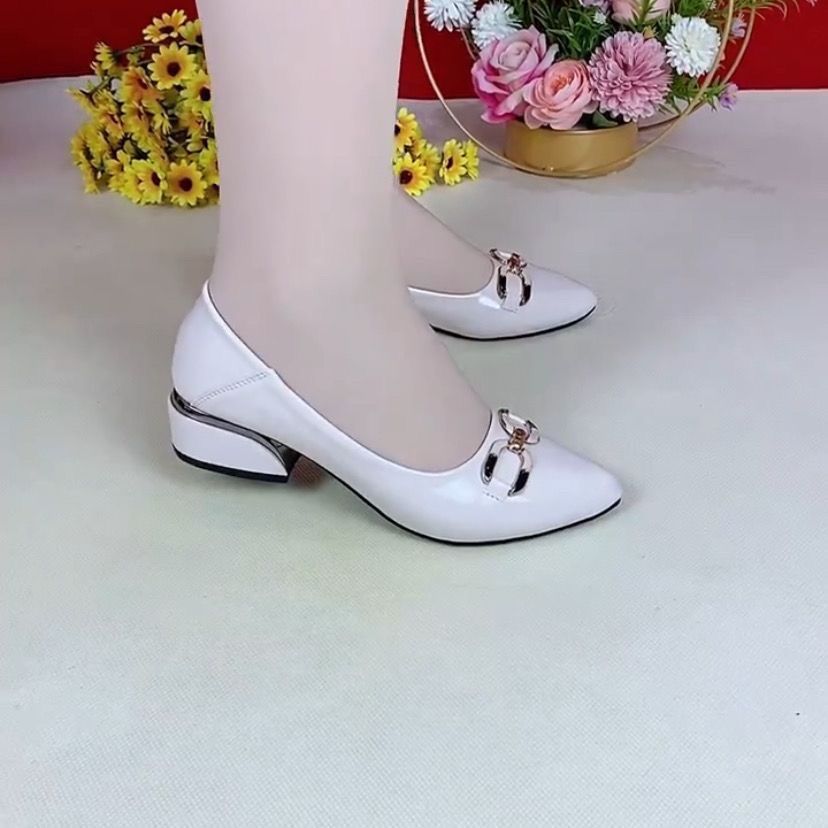 Zapatos individuales para mujeres en primavera y otoño de 2025 nuevos zapatos de cuero de mujer de piel brillante, talón grueso y suela suave