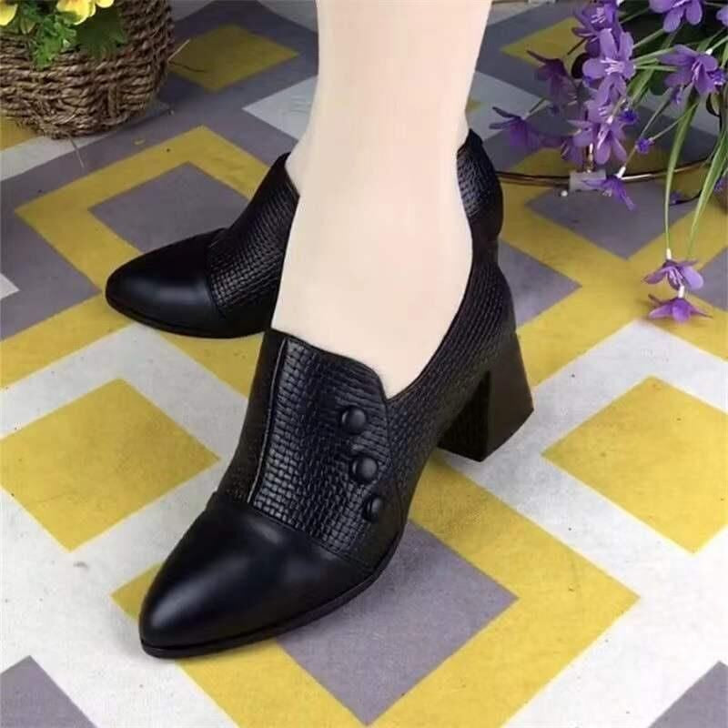 Tacones altos con botones