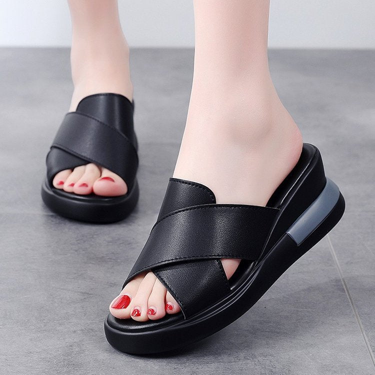 Sopla la ladera inferior y las sandalias a través de la frontera para que las mujeres las usen fuera del verano.