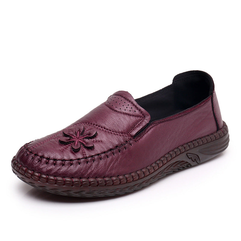Los zapatos de las madres de mediana edad y ancianos en primavera y verano 2025 tienen suelas planas y suelas suaves antideslizantes.