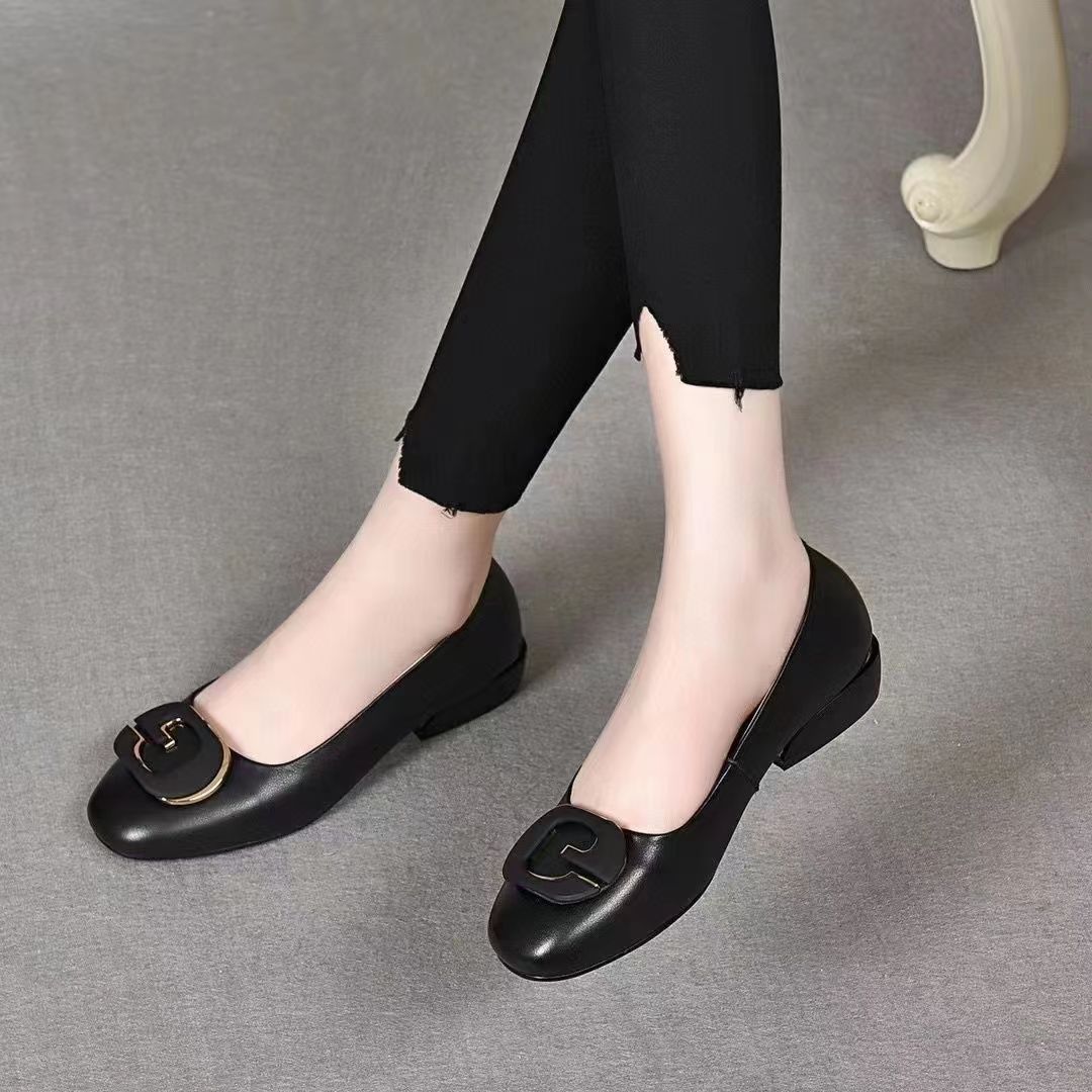 Nuevos zapatos de tacón bajo con suela blanda y boca poco profunda