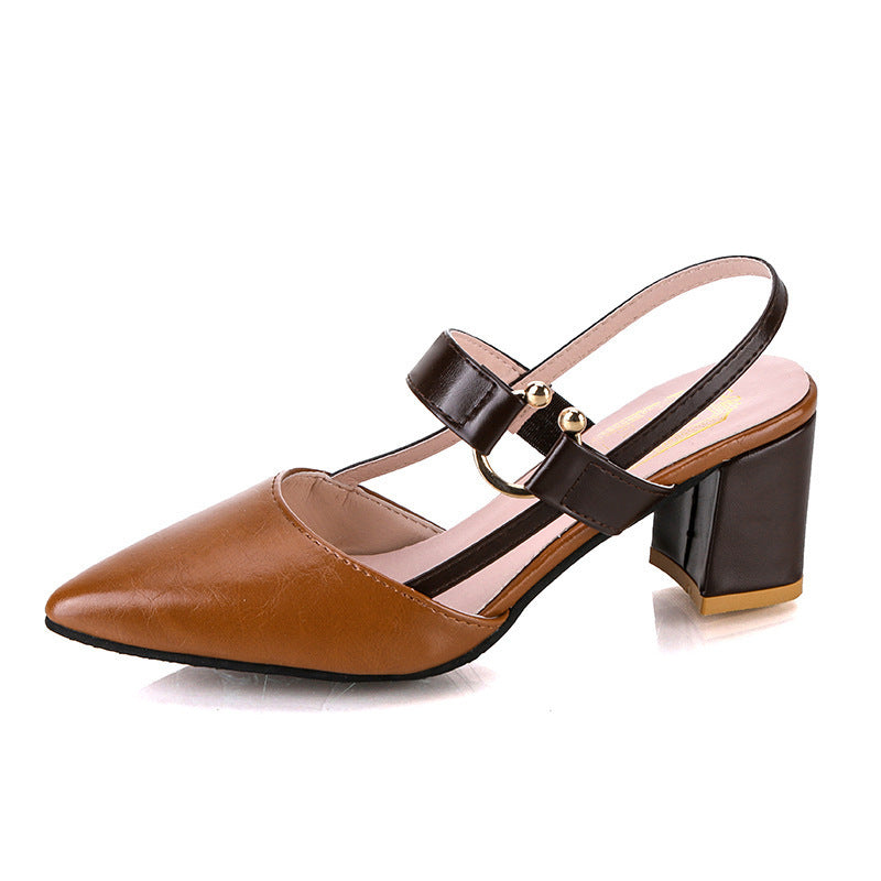 Sandalias de tacón alto vacías detrás de la señora