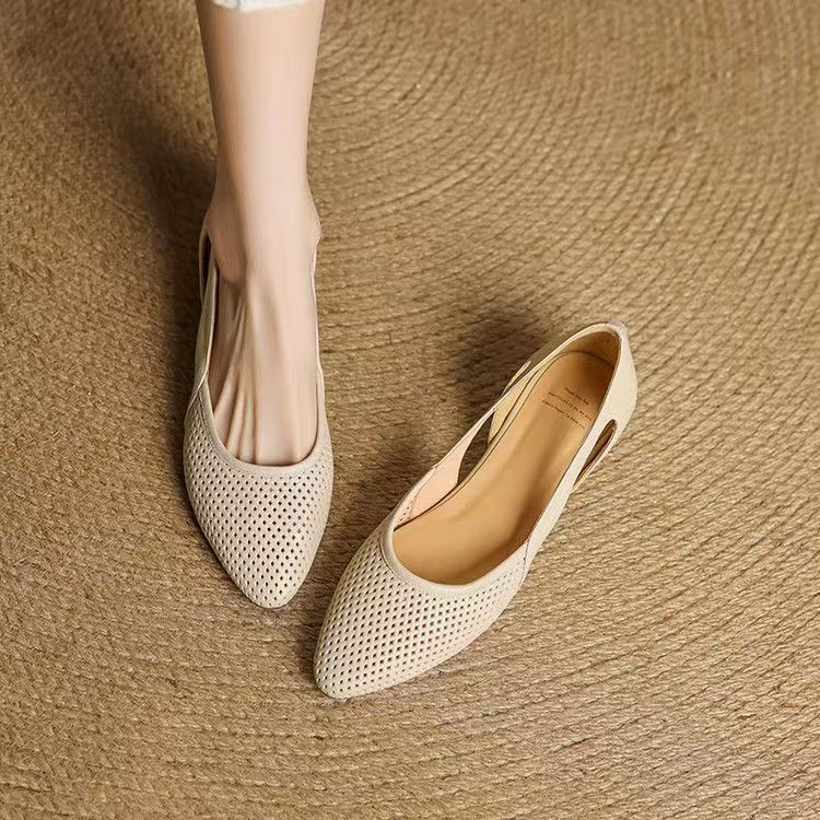 Zapatos de cuero huecos con suela blanda y punta puntiaguda
