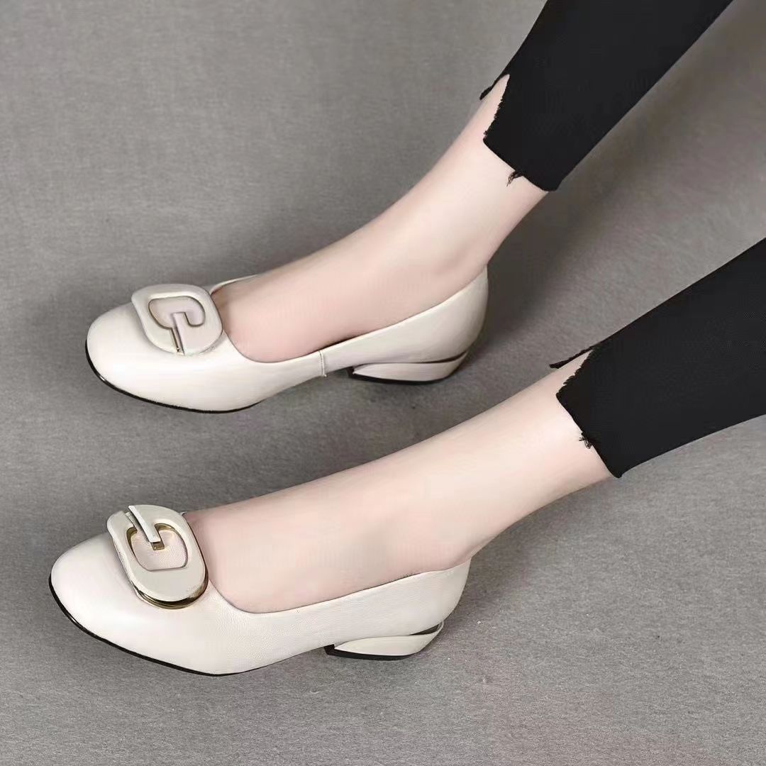 Nuevos zapatos de tacón bajo con suela blanda y boca poco profunda