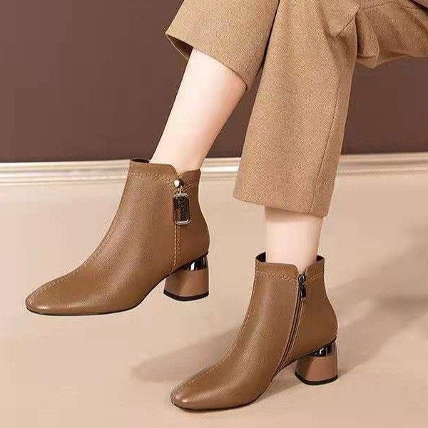 Elegantes botas de piel con tacón medio