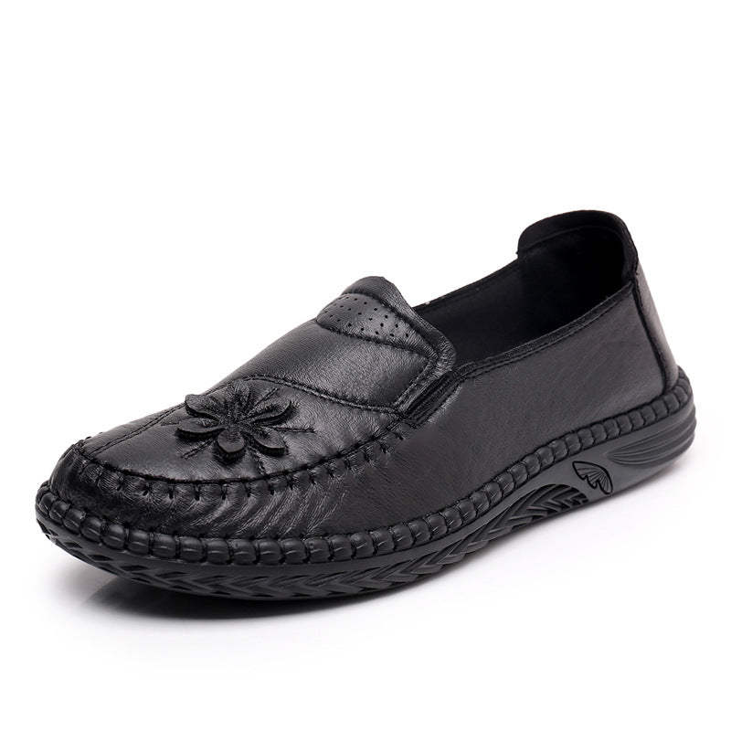Los zapatos de las madres de mediana edad y ancianos en primavera y verano 2025 tienen suelas planas y suelas suaves antideslizantes.