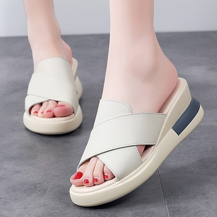 Sopla la ladera inferior y las sandalias a través de la frontera para que las mujeres las usen fuera del verano.