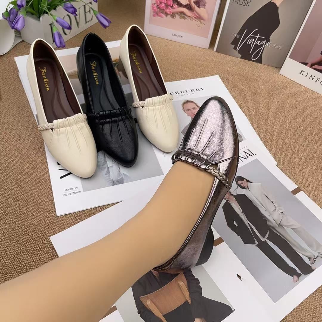 Elegantes zapatos de piel con punta