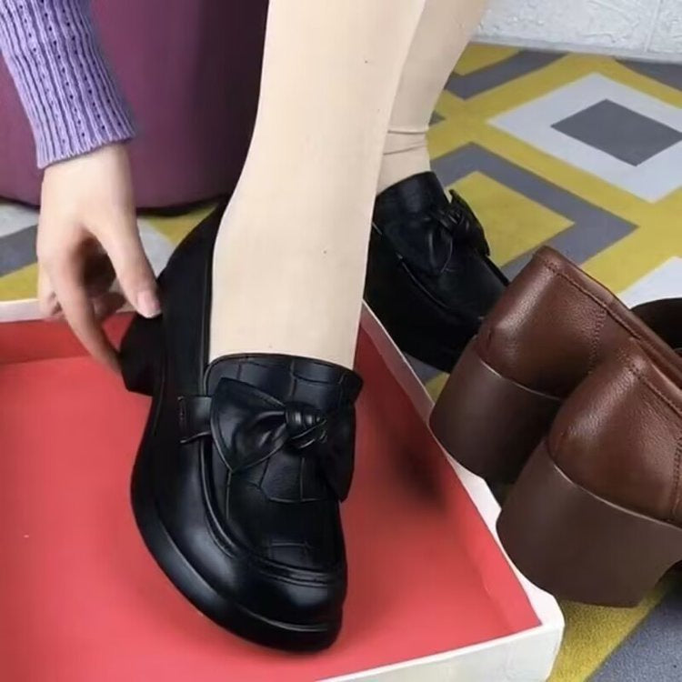 Nuevos zapatos de cuero con mariposas