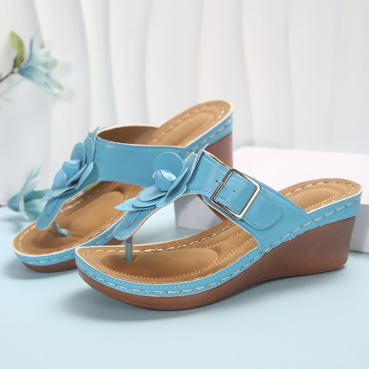 Sandalias con decoración floral para mujer