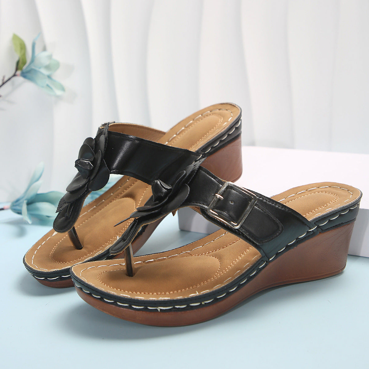 Sandalias con decoración floral para mujer