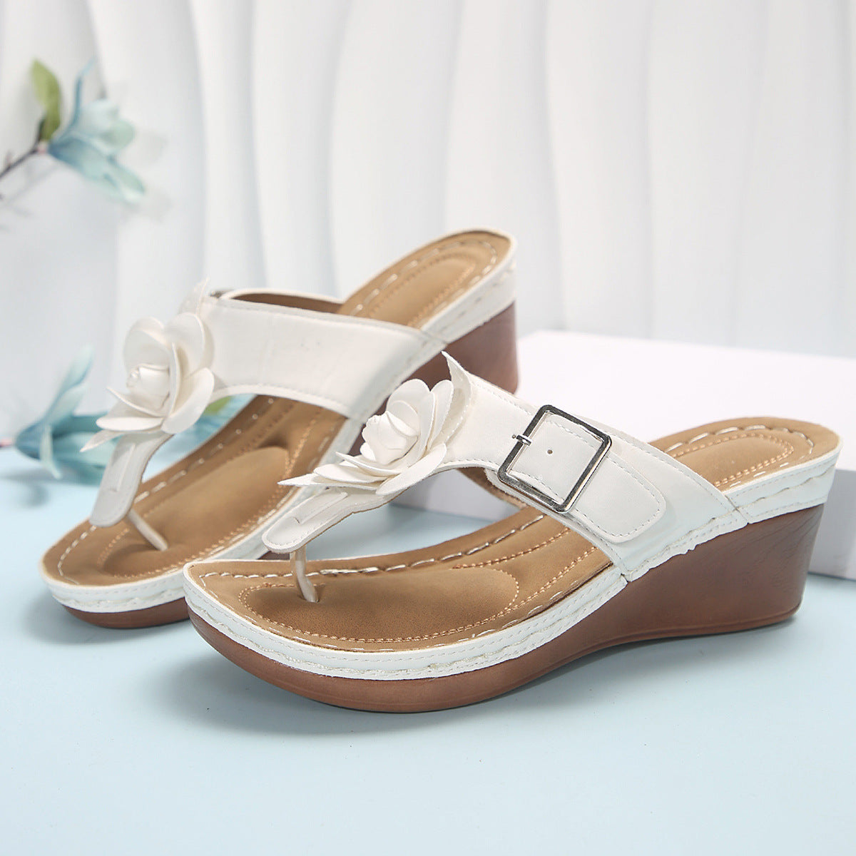 Sandalias con decoración floral para mujer