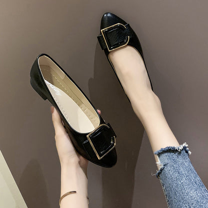 La nueva versión coreana de zapatos individuales para mujeres pedaleando zapatos perezosos en otoño de 2025