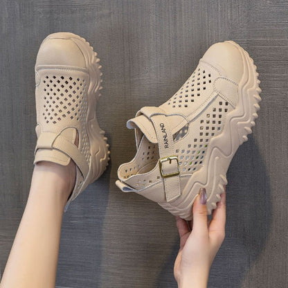 Sandalias de plataforma con agujeros huecos