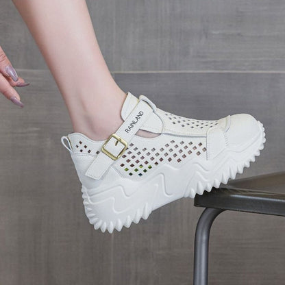 Sandalias de plataforma con agujeros huecos
