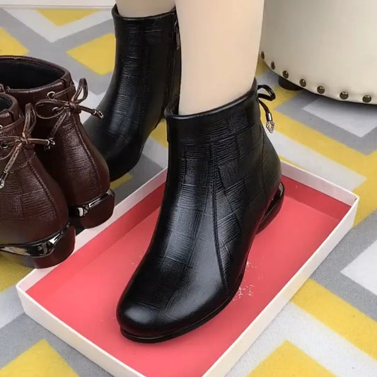 botas con punta redonda y tacón bajo