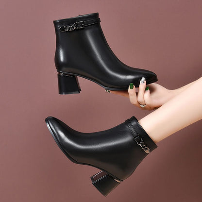 Elegantes botas de piel con tacón medio