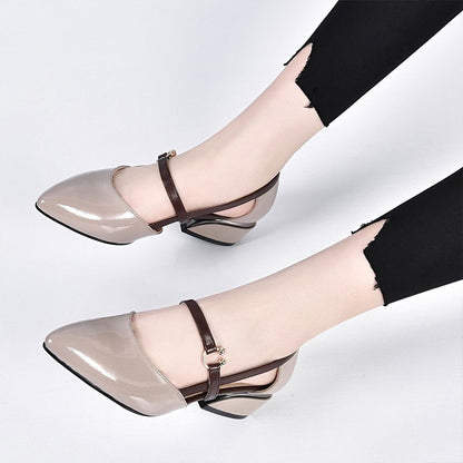Sandalias de tacón bajo en la parte trasera de la mujer