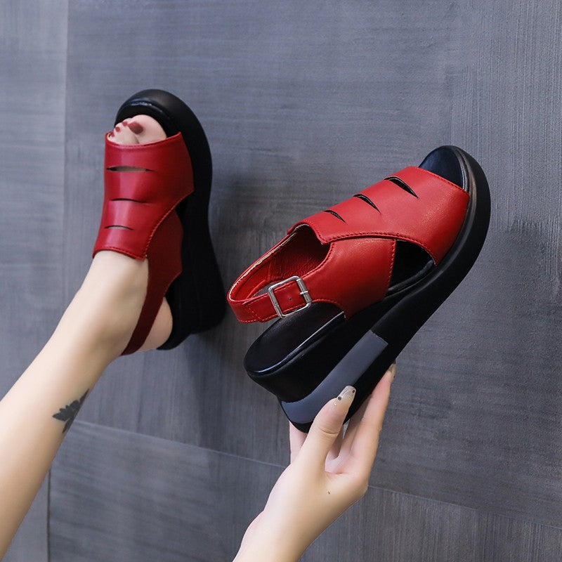 Sandalias romanas casuales de tacón alto.
