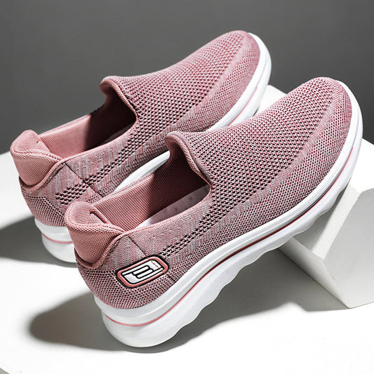 Los zapatos de las madres de mediana edad y ancianos pedalean zapatos de los ancianos con suelas planas, zapatos de las mujeres de la marca de fideos tejidos voladores con suelas suaves antideslizantes.