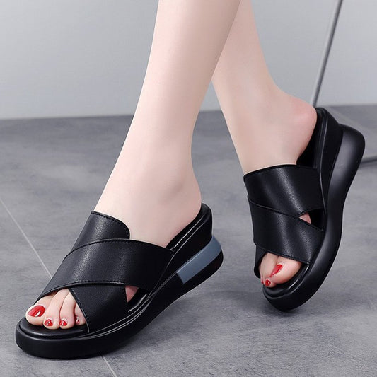 Sopla la ladera inferior y las sandalias a través de la frontera para que las mujeres las usen fuera del verano.
