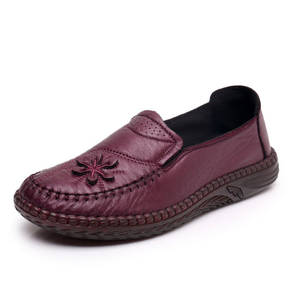 Los zapatos de las madres de mediana edad y ancianos en primavera y verano 2025 tienen suelas planas y suelas suaves antideslizantes.