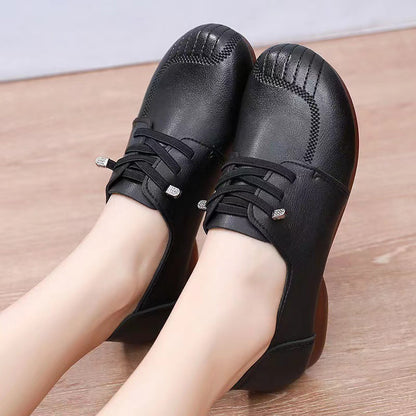 Nuevos zapatos de tablero para madres en primavera 2025 zapatos retro de ocio para personas de mediana edad y ancianos con suelas planas