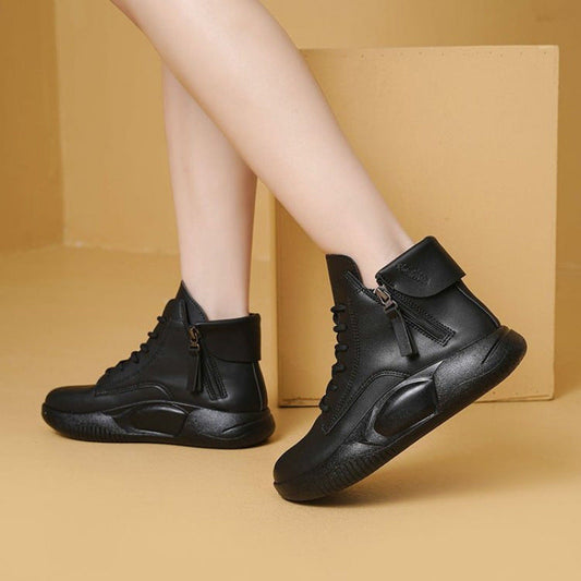 Botas de piel femenina (sobresalen las suelas)