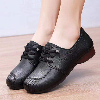 Nuevos zapatos de tablero para madres en primavera 2025 zapatos retro de ocio para personas de mediana edad y ancianos con suelas planas