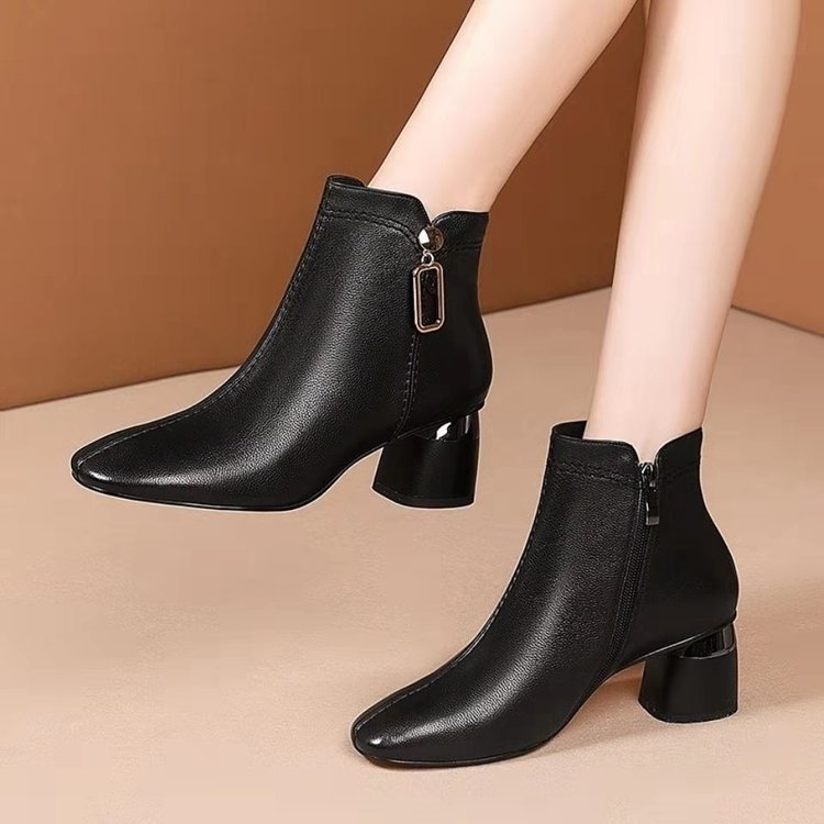 Elegantes botas de piel con tacón medio
