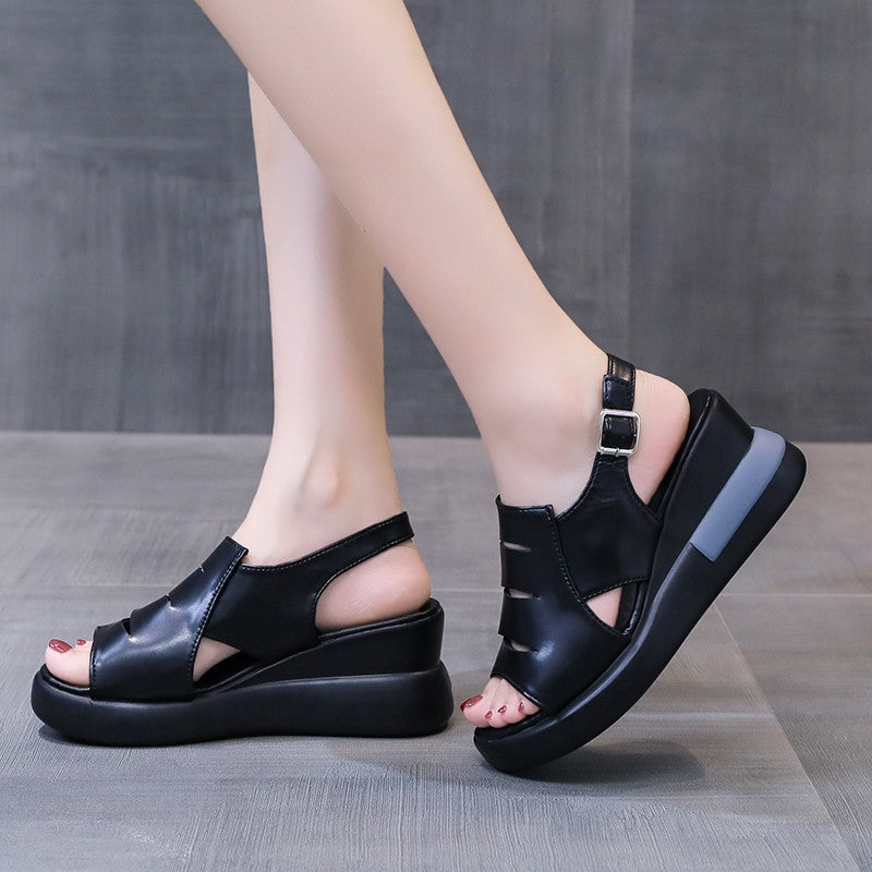 Sandalias romanas casuales de tacón alto.