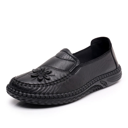 Los zapatos de las madres de mediana edad y ancianos en primavera y verano 2025 tienen suelas planas y suelas suaves antideslizantes.