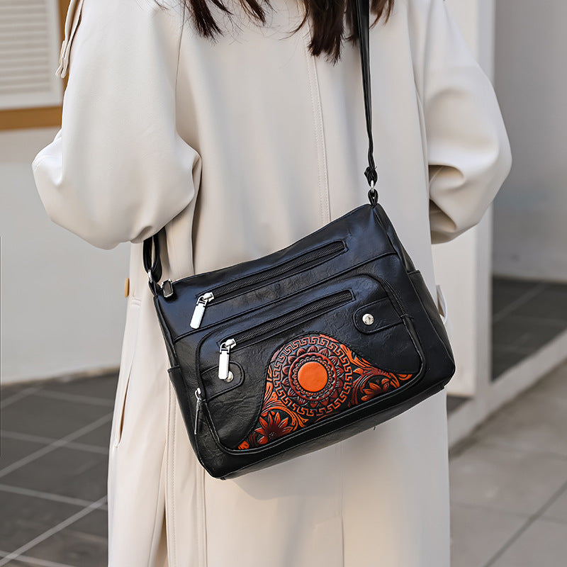 Bolso de piel con estampado de sol