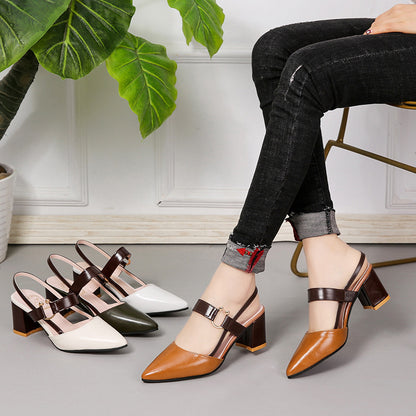 Sandalias de tacón alto vacías detrás de la señora