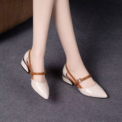 Sandalias de tacón bajo en la parte trasera de la mujer