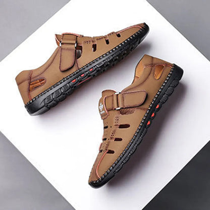 Sandálias masculinas elegantes com recorte de couro