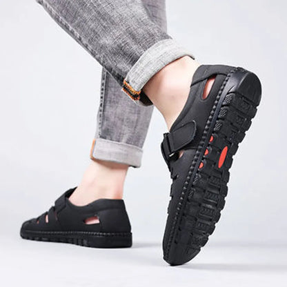 Sandálias masculinas elegantes com recorte de couro