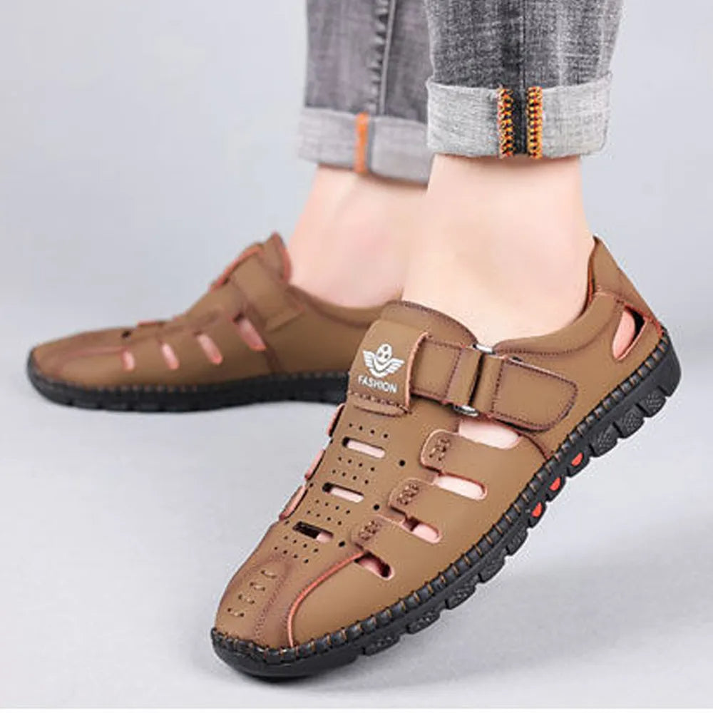 Sandálias masculinas elegantes com recorte de couro