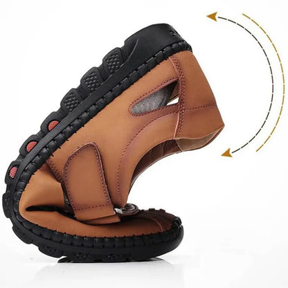 Sandálias masculinas elegantes com recorte de couro