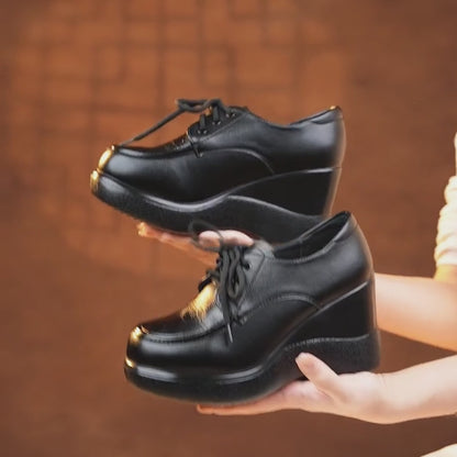 Zapatos de piel negros con tacón de cuña