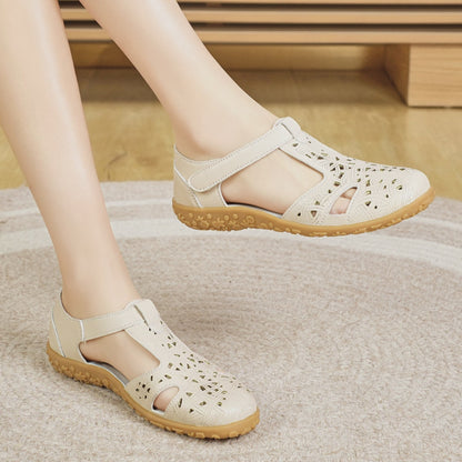 Sandalias cerradas planas con calados y velcro para mujer